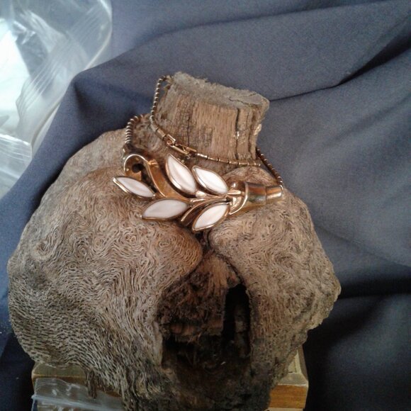 TRIFARI Vintage Necklace White Glass Set in Deep Gold Tone Metals - Picture 2 of 5